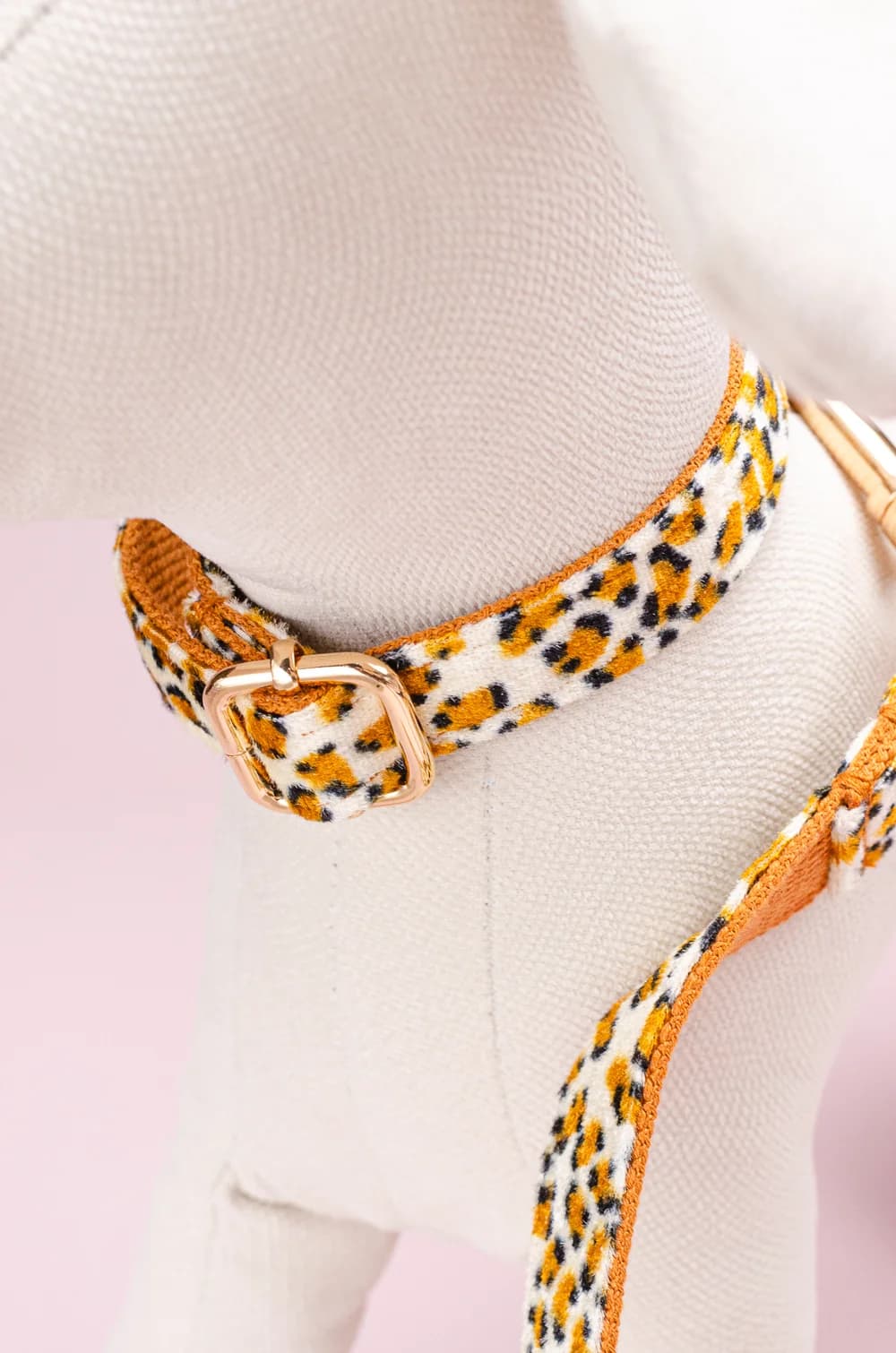 Комплект амуніції для собак шлейка + повідець 1.5м + нашийник + метелик XS (леопардовий принт, велюр)