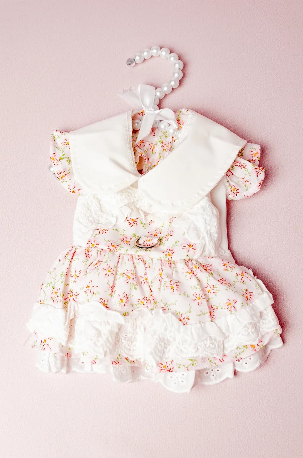 Платье для собак с рюшиками и кольцом для поводка XS