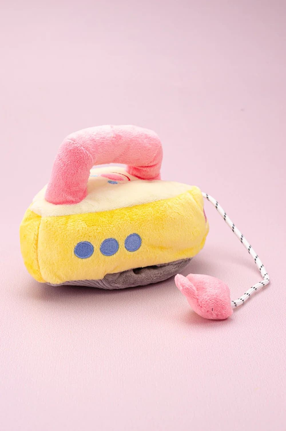 М'яка іграшка для собак з пискавкою і карманом для пошуку смаколиків "Праска"