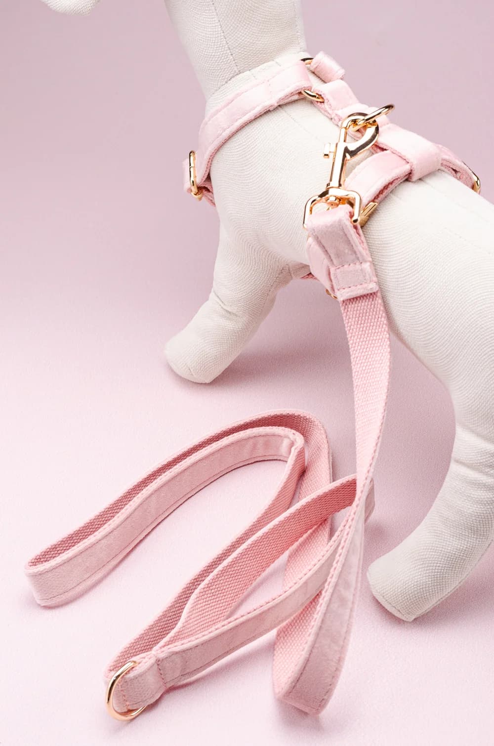 Комплект амуніції для собак шлейка + повідець 1.5м + нашийник + метелик XS (рожевий, велюр)