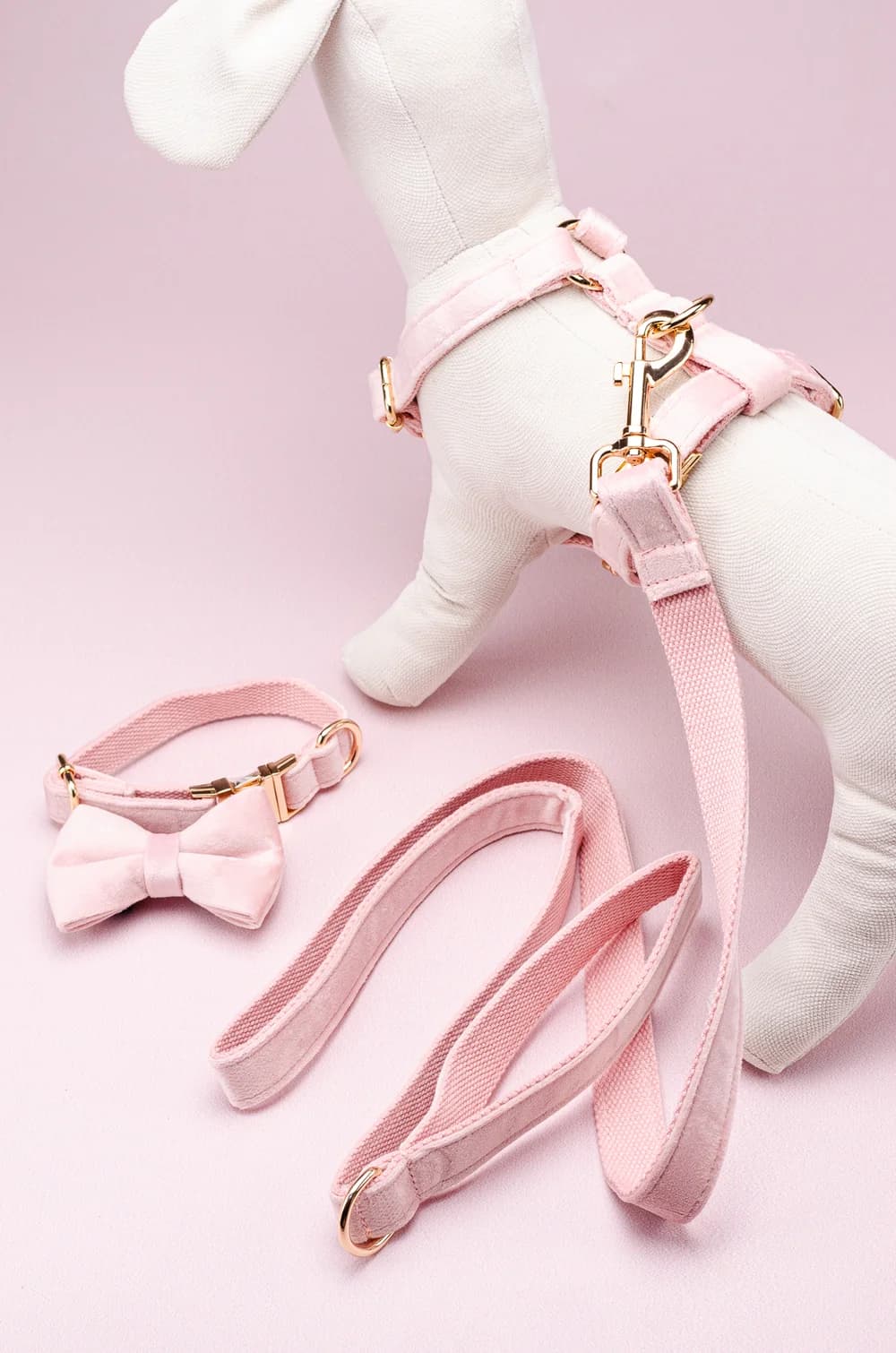Комплект амуніції для собак шлейка + повідець 1.5м + нашийник + метелик XS (рожевий, велюр)