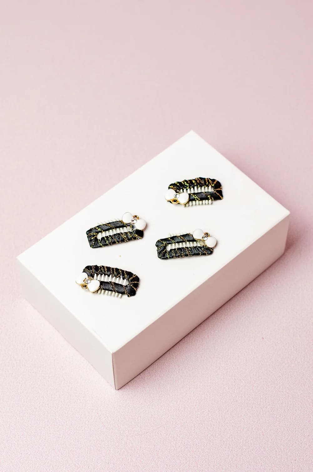 Заколки для собак в стиле Chanel черные с цветочками