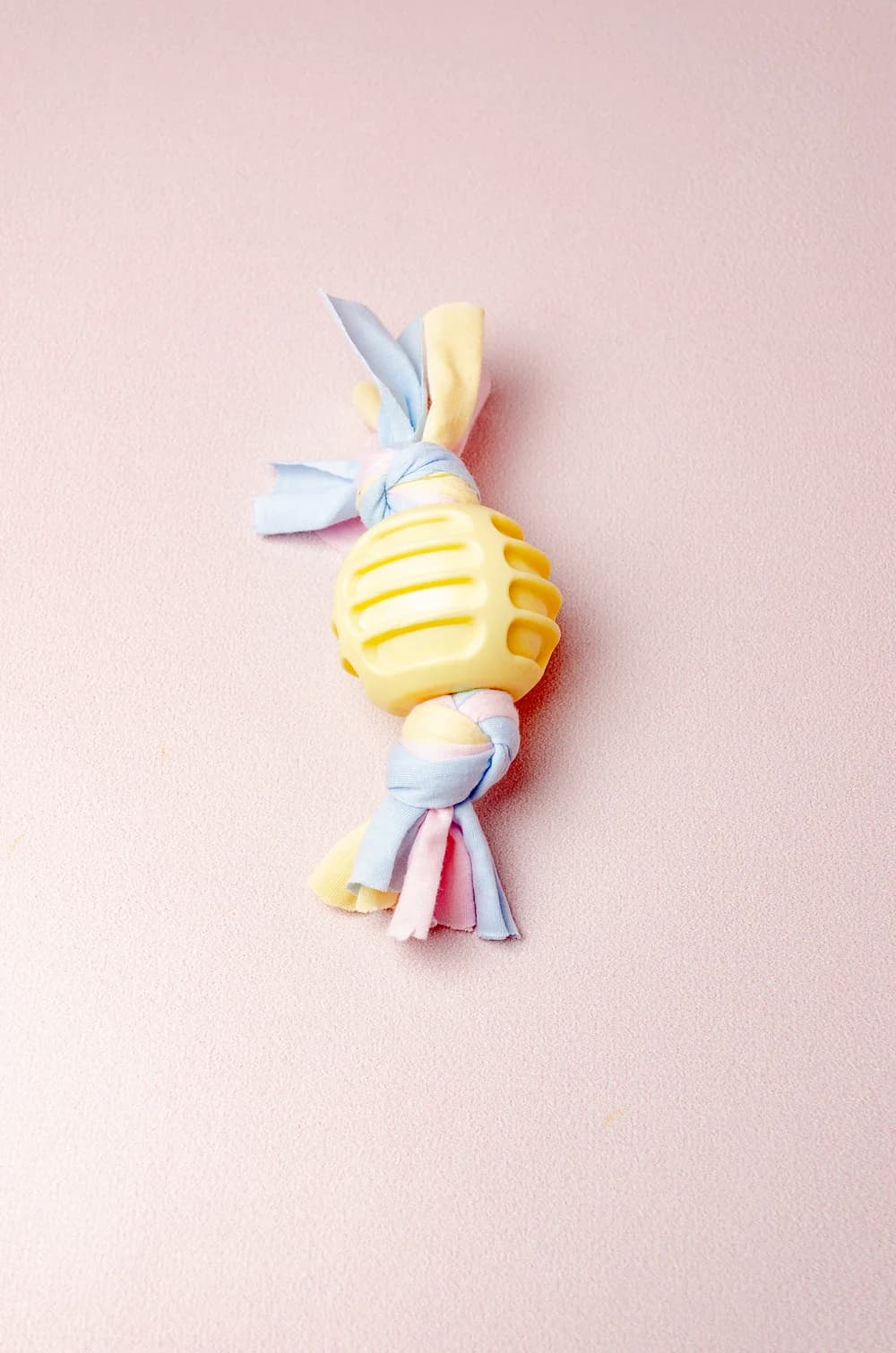 Жовтий гумовий м'ячик для собак з канатиком (20х6см)